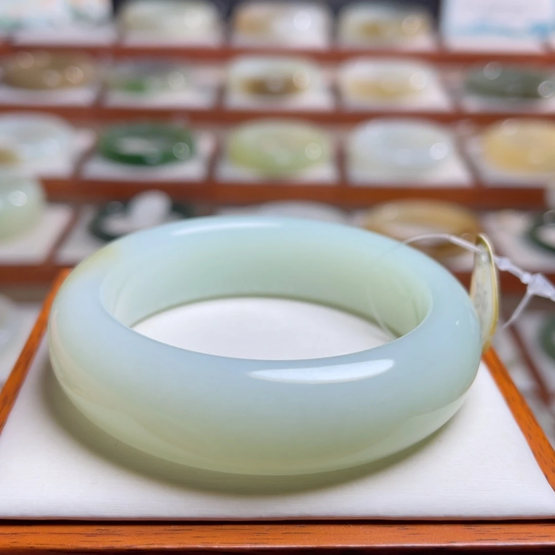 【闪购商品】未镶嵌手镯和田玉越**好