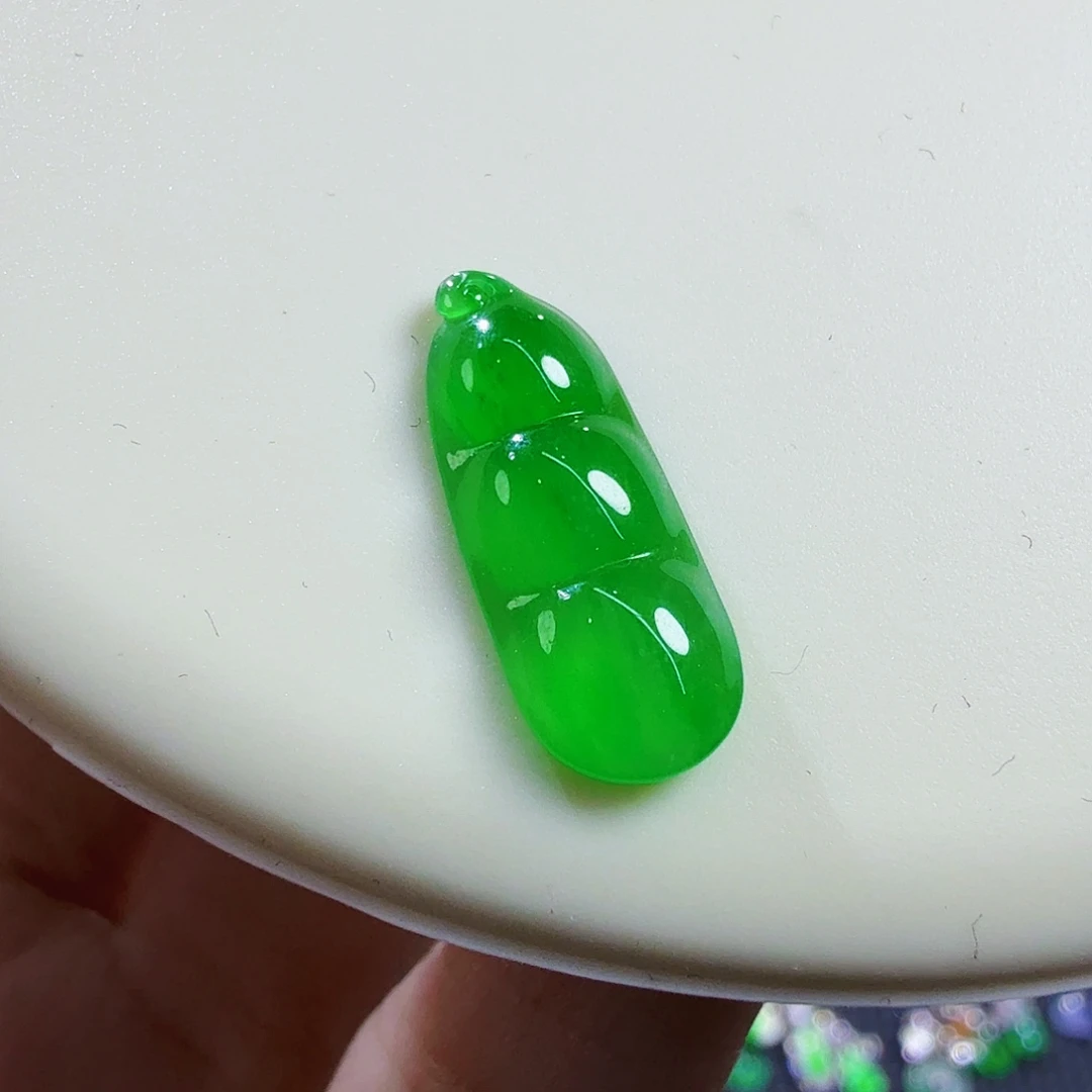 翡翠未镶嵌颈饰绿豆