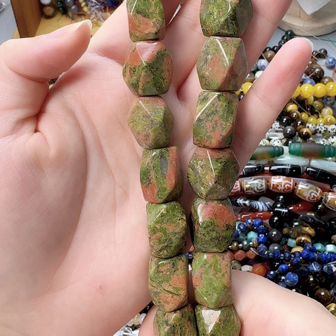 古***坊未镶嵌玛瑙/玉髓珠宝半成品花绿宝大随形一条