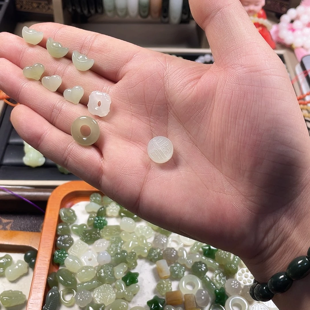 虾***蛋和田玉未镶嵌颈饰