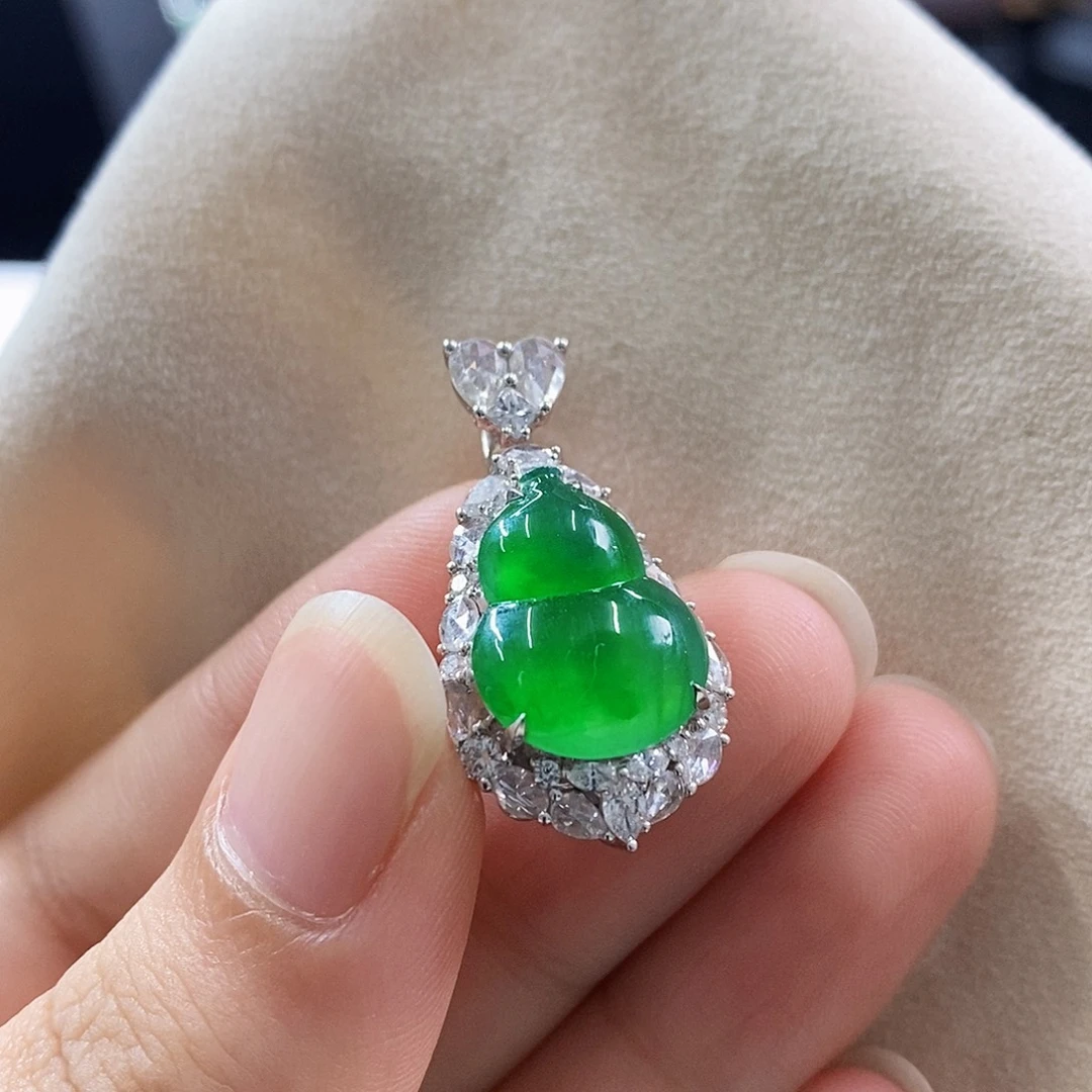 颈饰18K金镶嵌翡翠绿葫芦