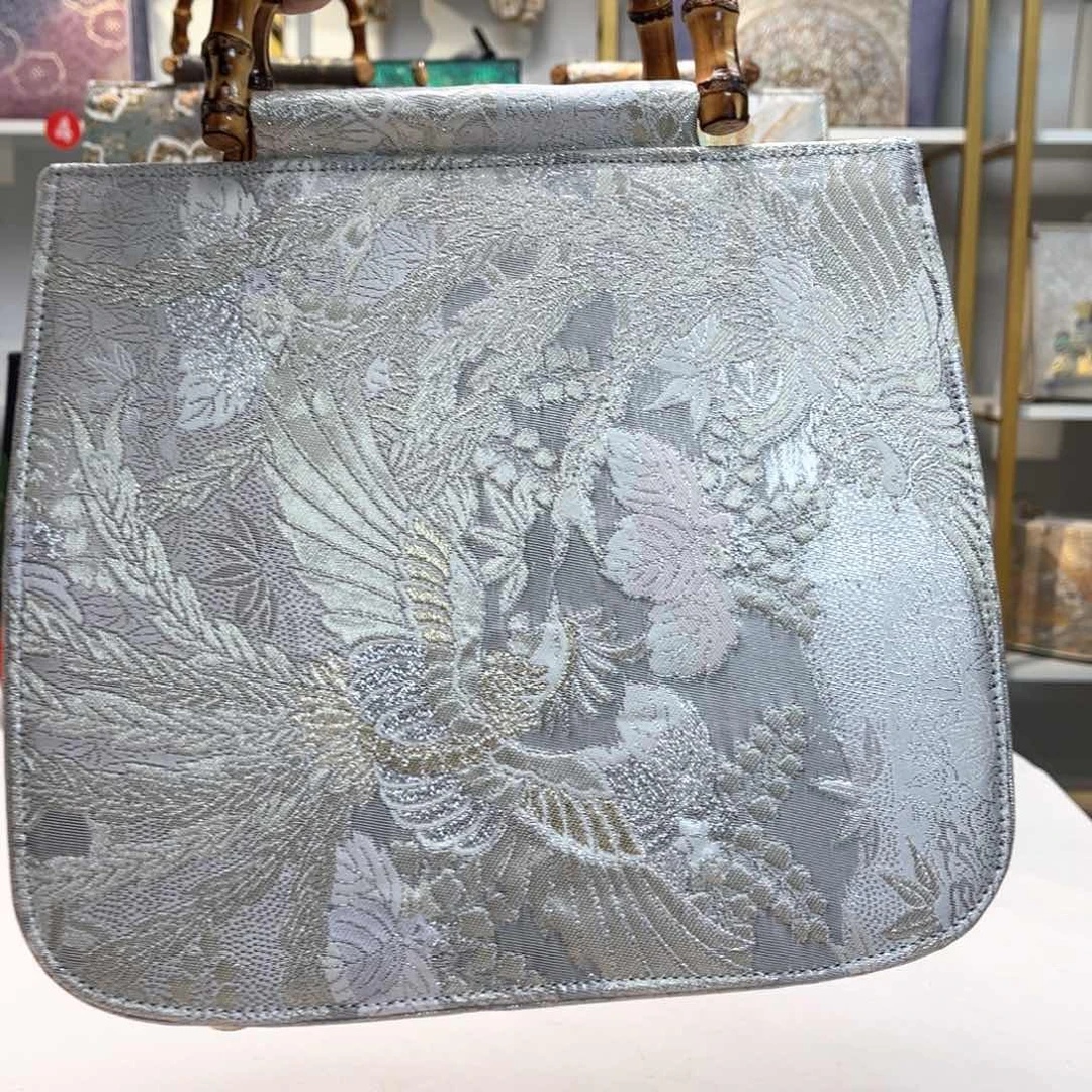 ****王织绣高定风雨中的花朵，倔强又美丽。