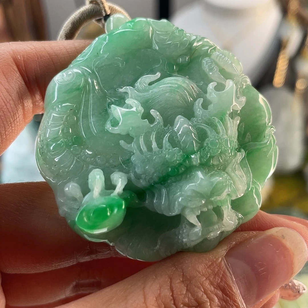 翡翠颈饰未镶嵌龙牌