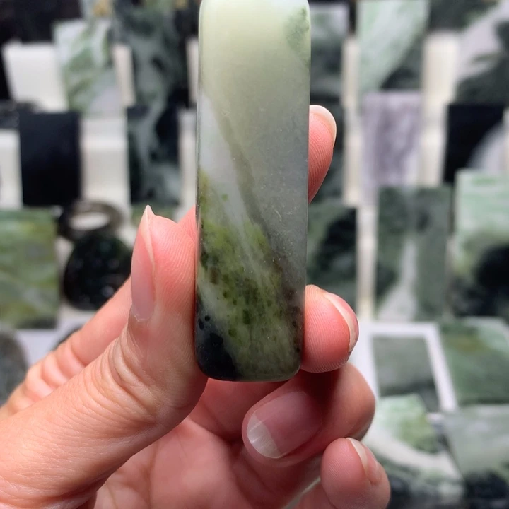 独山玉颈饰未镶嵌