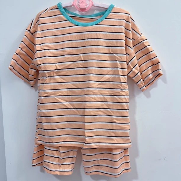 粉色细条纹家居服