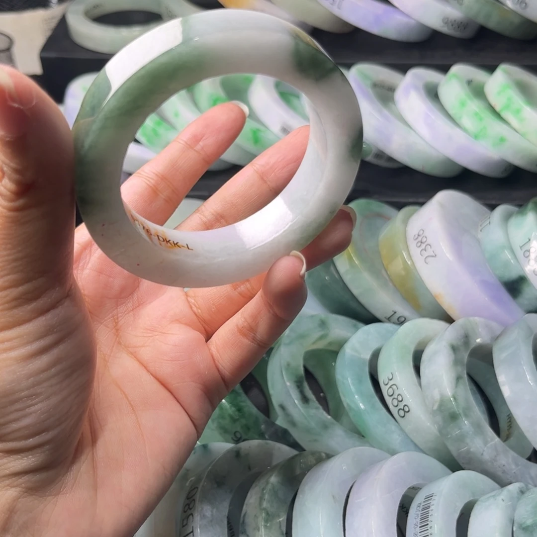 定制翡翠未镶嵌翡翠手镯