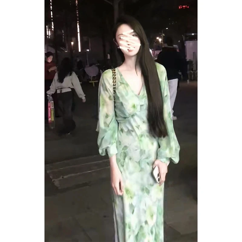 碎花连衣裙女夏季新款法式设计感V领薄款印花收腰显瘦中长款裙子
