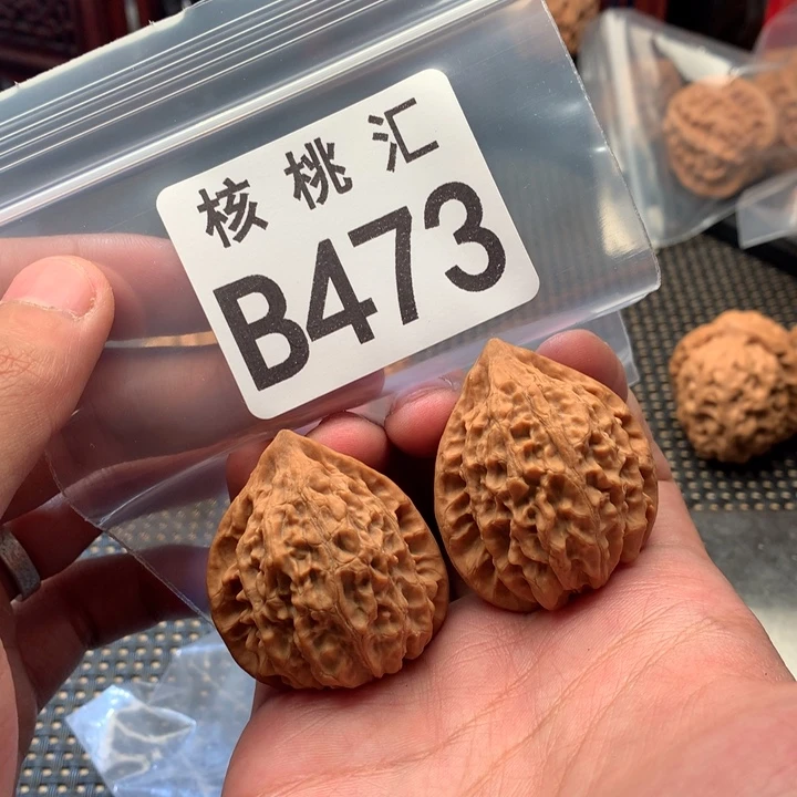 脚***地文玩核桃吊坠金牛