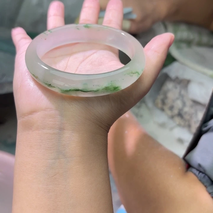 ღ***头石英质玉（非洲翠）未镶嵌手镯定制