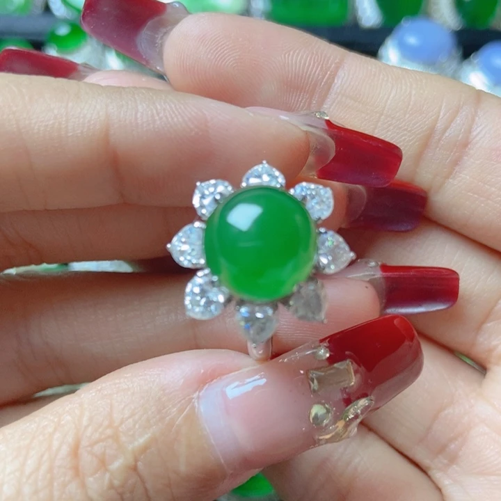 翡翠颈饰18K金镶嵌19。