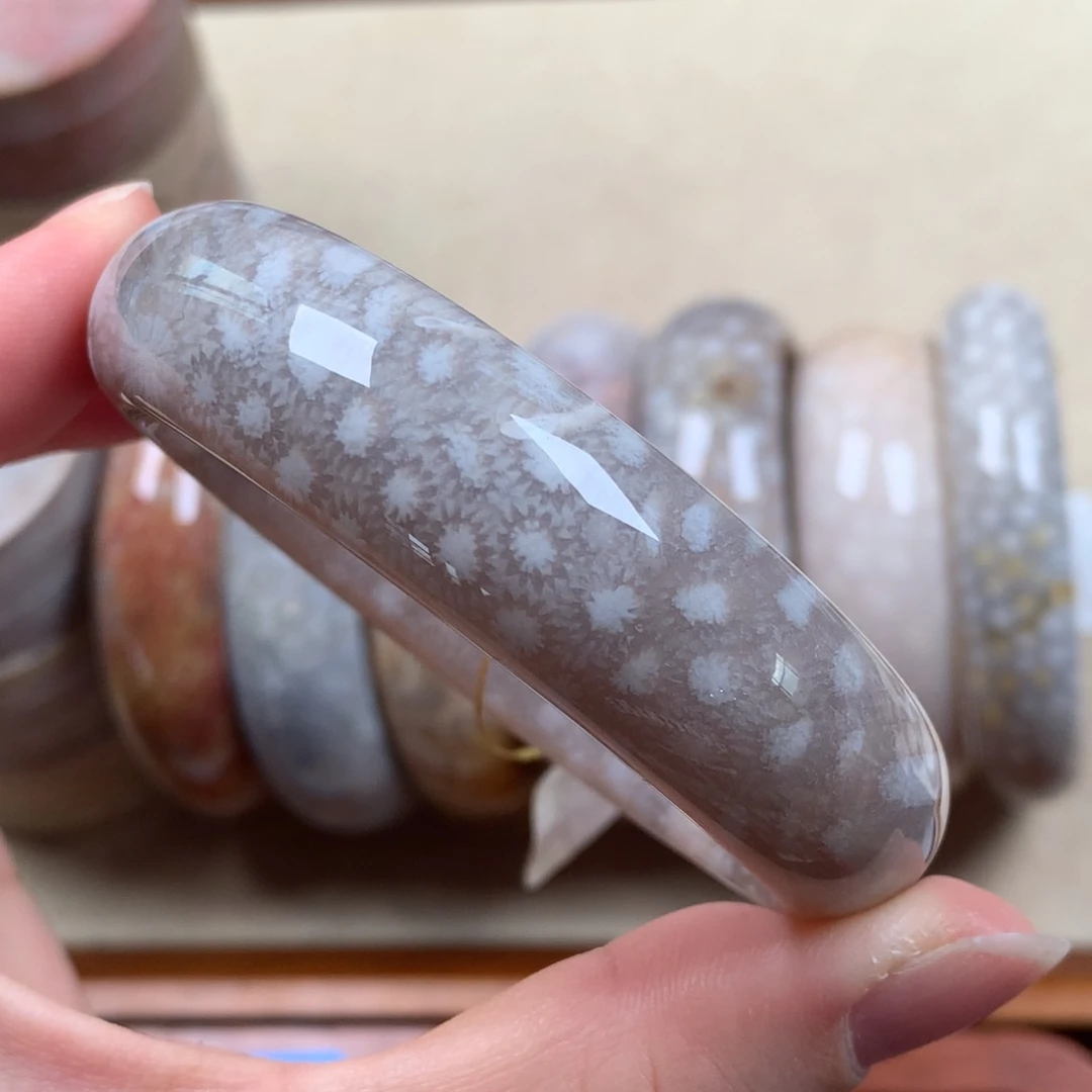 未镶嵌54.9圈口漏200/个。21硅化珊瑚（珊瑚玉）