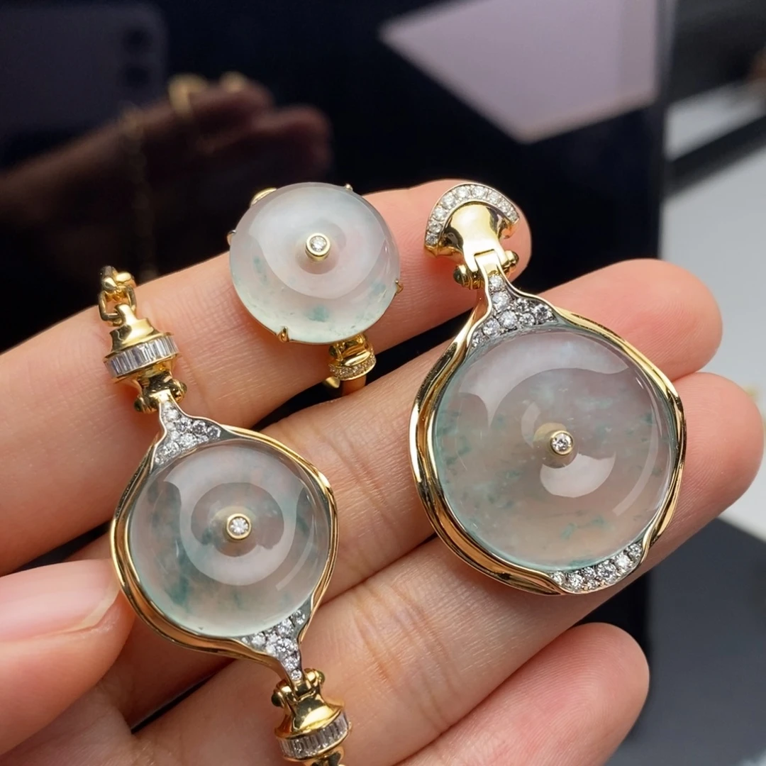 翡翠18K金镶嵌颈饰    名玉新品首发