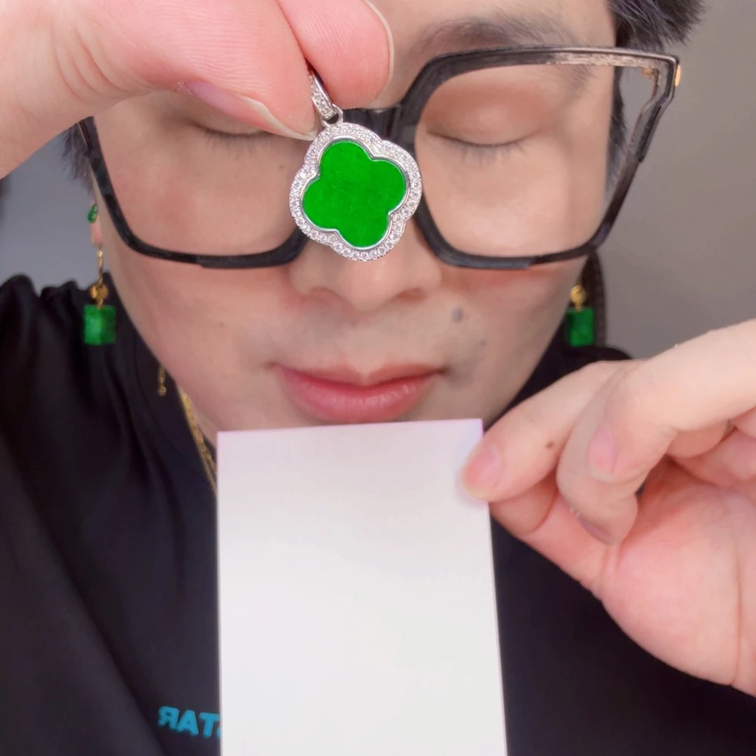 翡翠未镶嵌颈饰一件