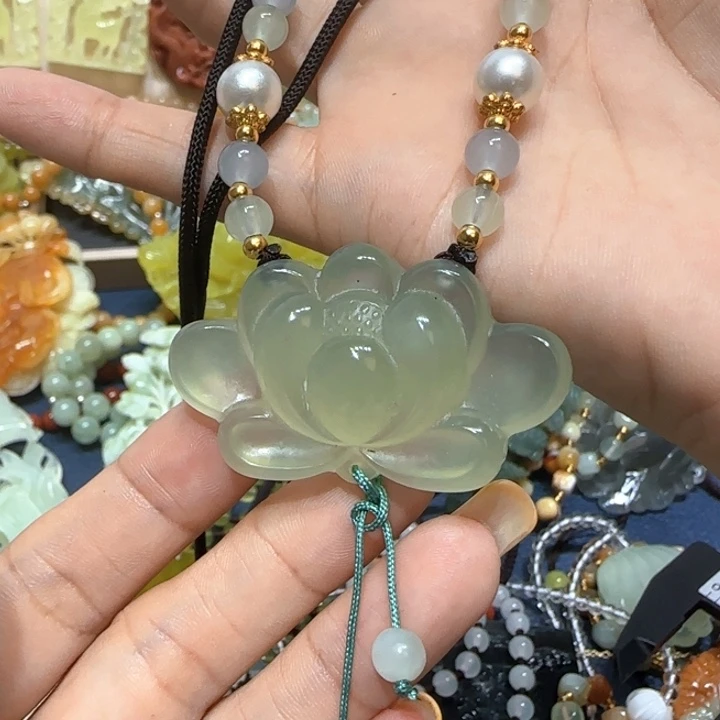 未镶嵌蛇纹石玉吊坠