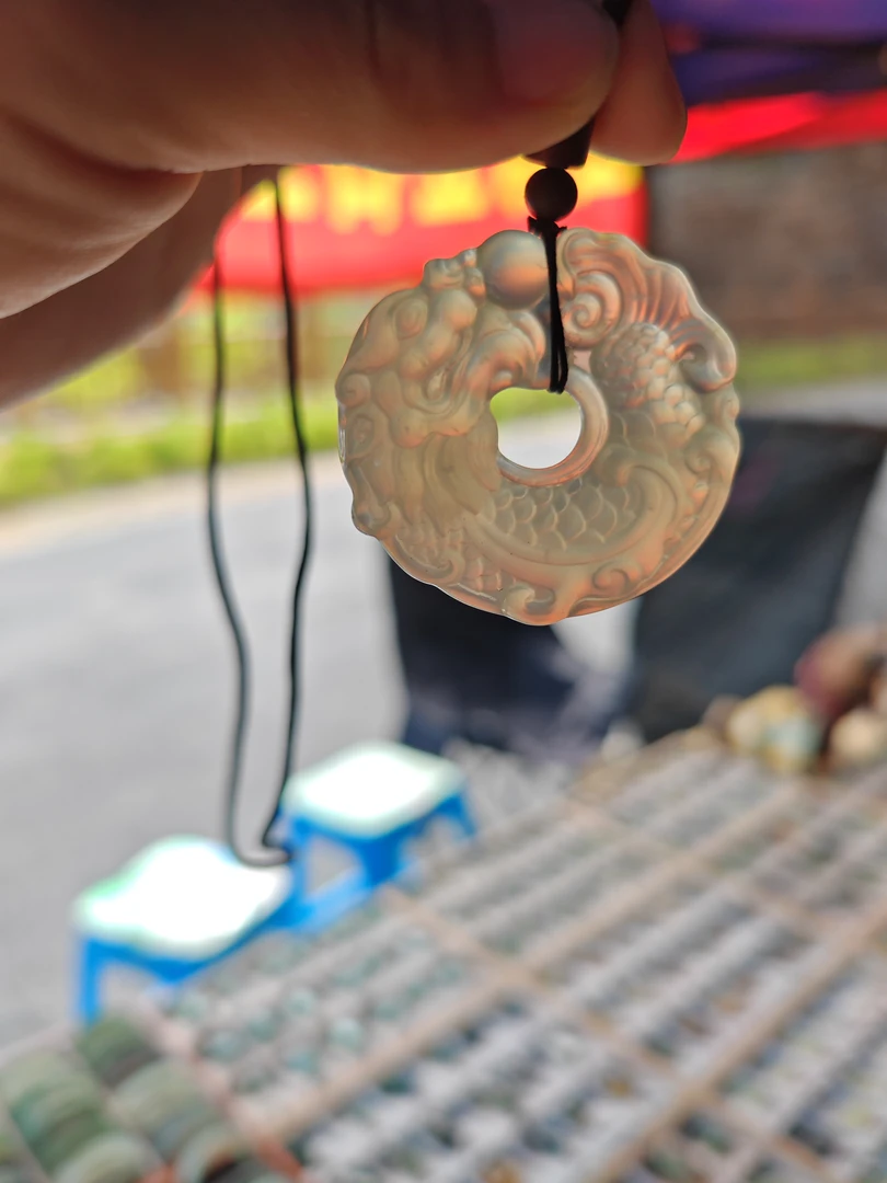 天然岫玉白冰龙鱼扣，