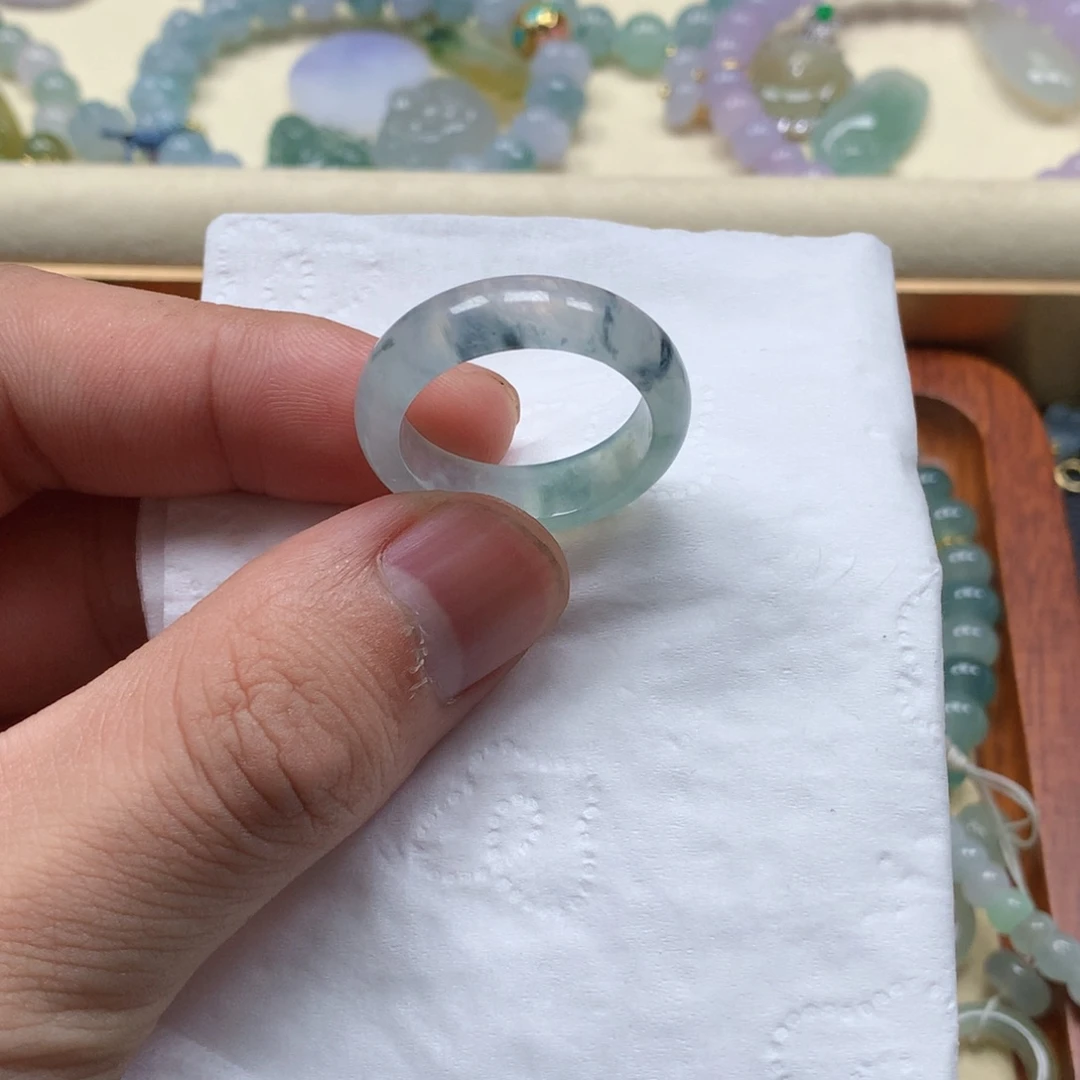 翡翠未镶嵌颈饰是