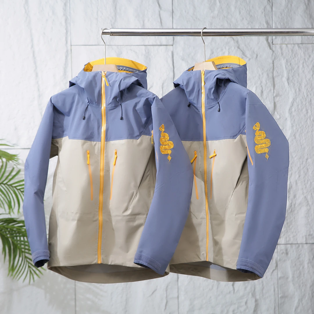 2025蛇年户外冲锋衣男士连帽登山服外套防风拼接时尚刺绣夹克