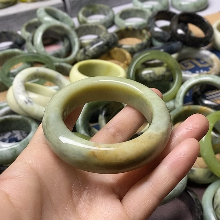 蛇纹石玉未镶嵌手镯