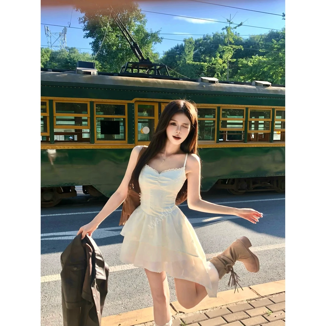画解WAHJU【威尔士画报】设计感吊带花朵百搭米白色连衣裙皮衣9737W