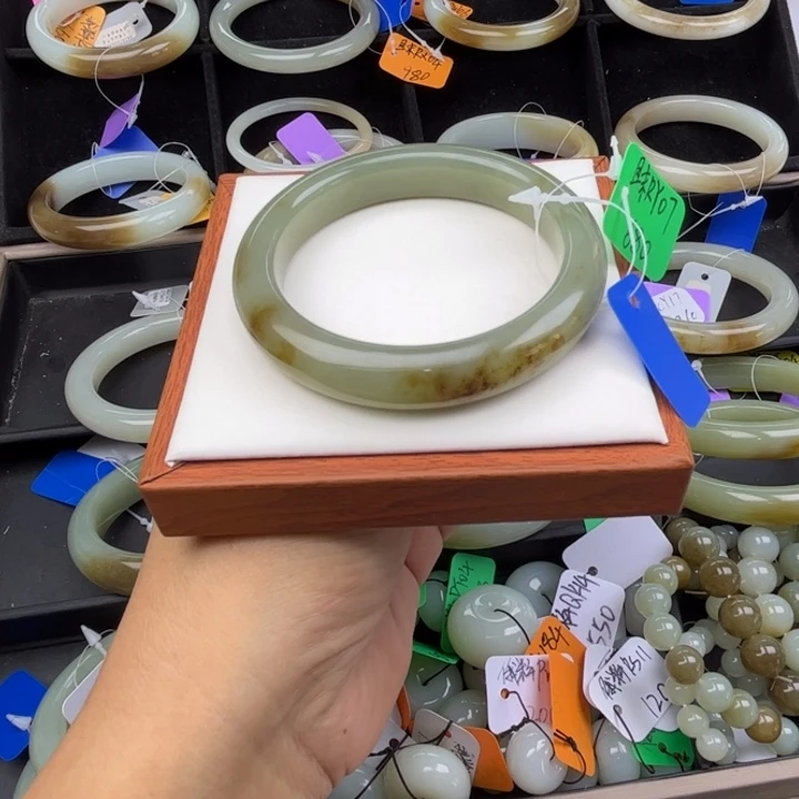 未镶嵌手镯和田玉七月