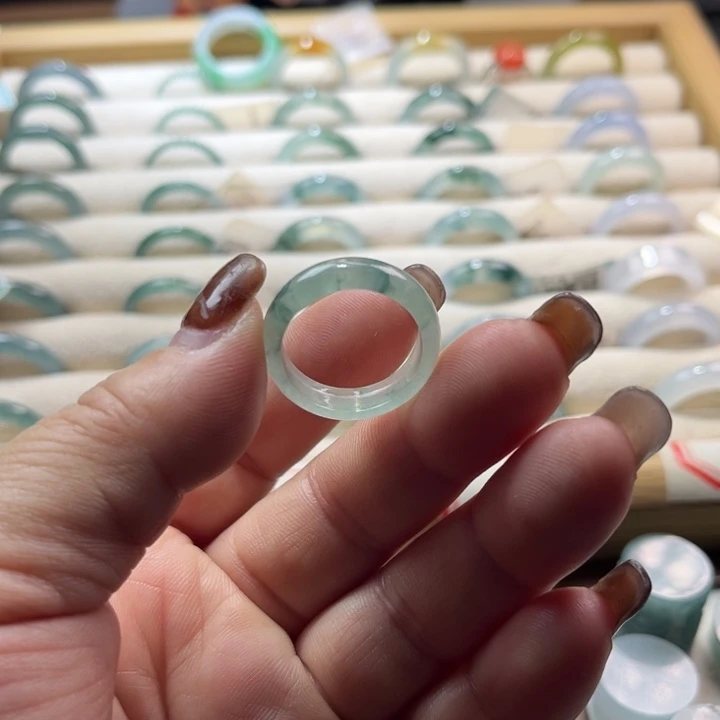 翡翠未镶嵌戒指飘花