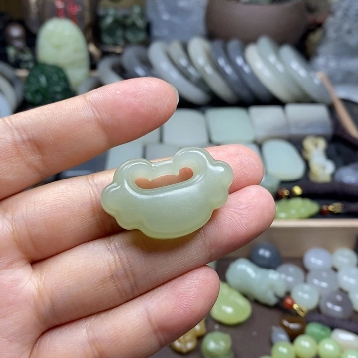 平***月和田玉未镶嵌颈饰