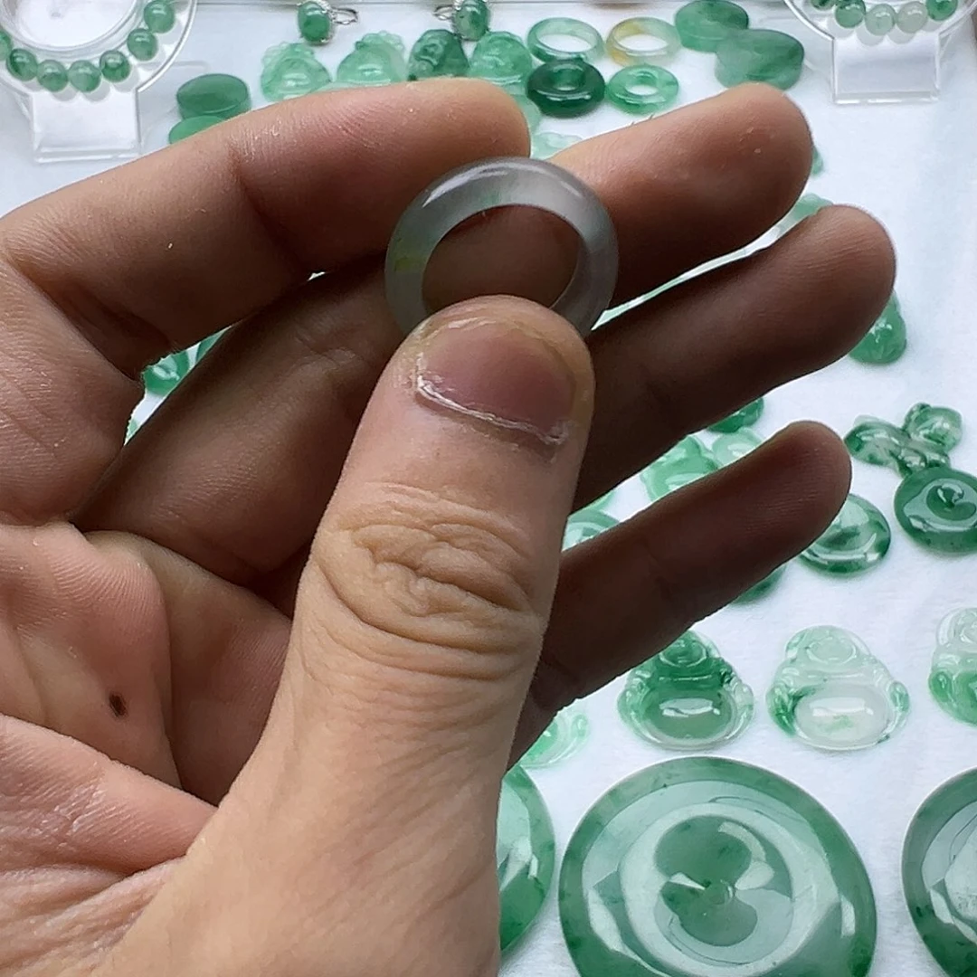 石英质玉颈饰未镶嵌小***?