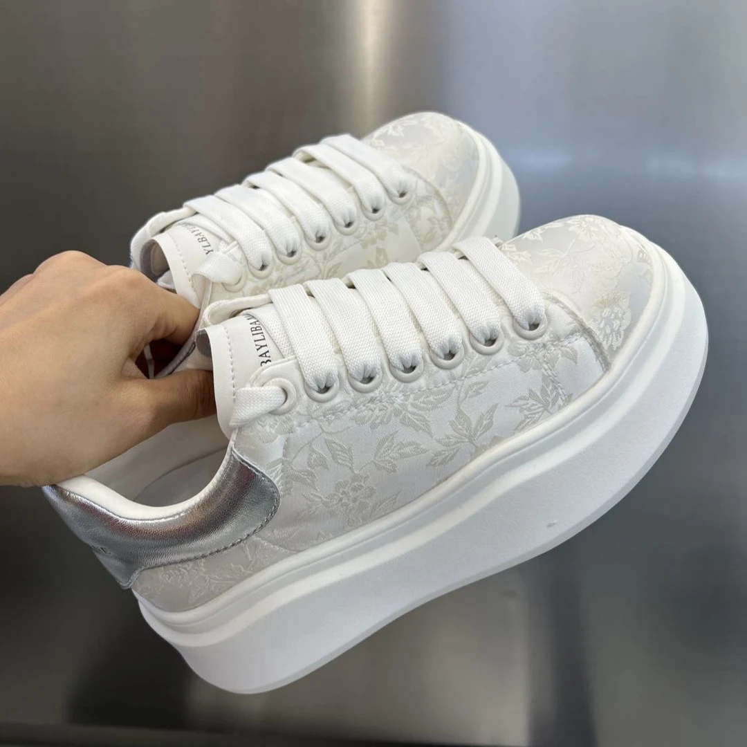 M-8休闲板鞋女秋季厚底国潮风印花刺绣小白鞋时尚百搭松糕运动鞋