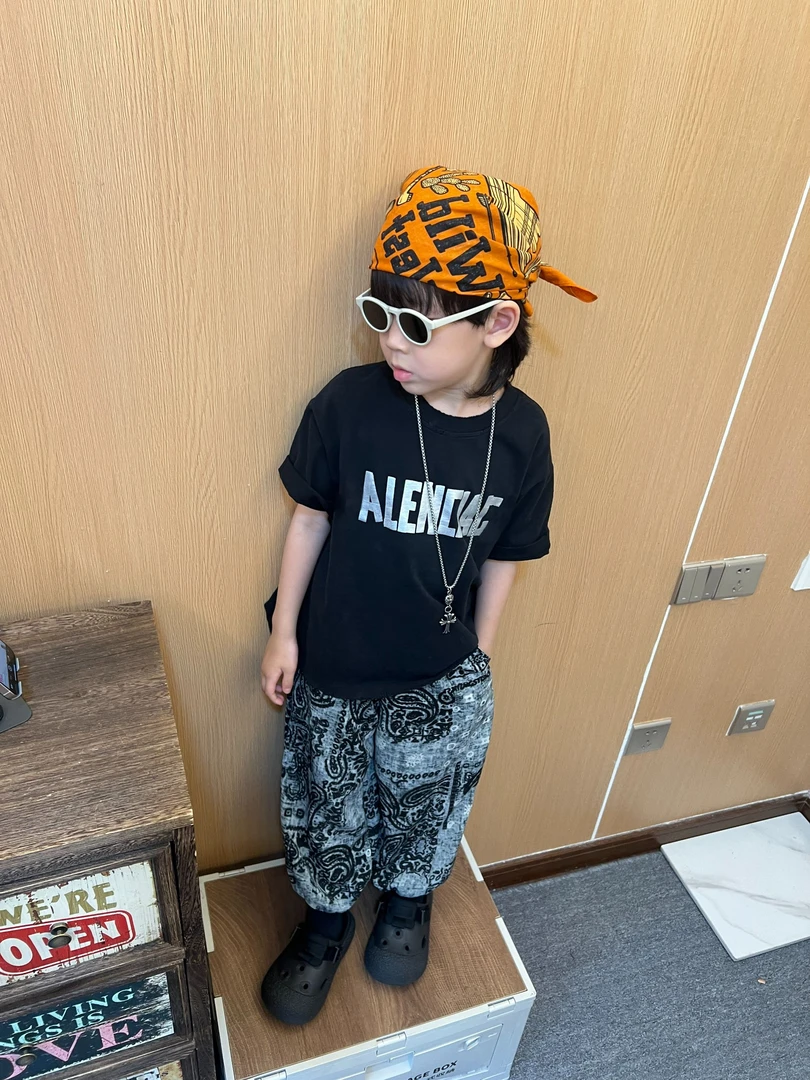 令佳潮牌夏季儿童时尚潮牌百搭银字母黑T恤宝宝破洞圆领短袖2777