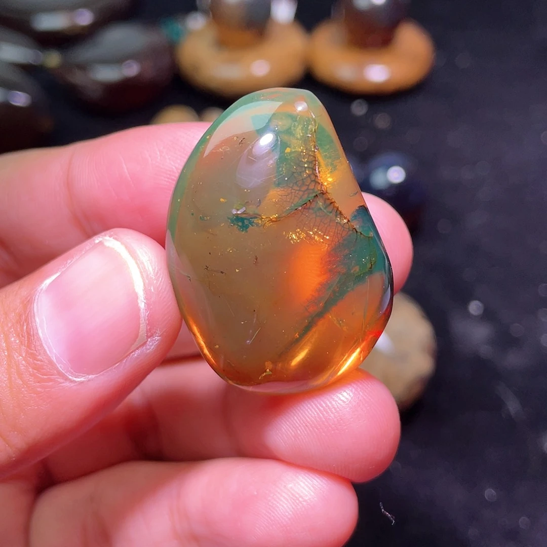 琥珀裸石未镶嵌，