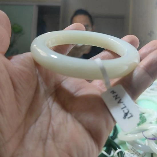 *****和田玉未镶嵌手镯