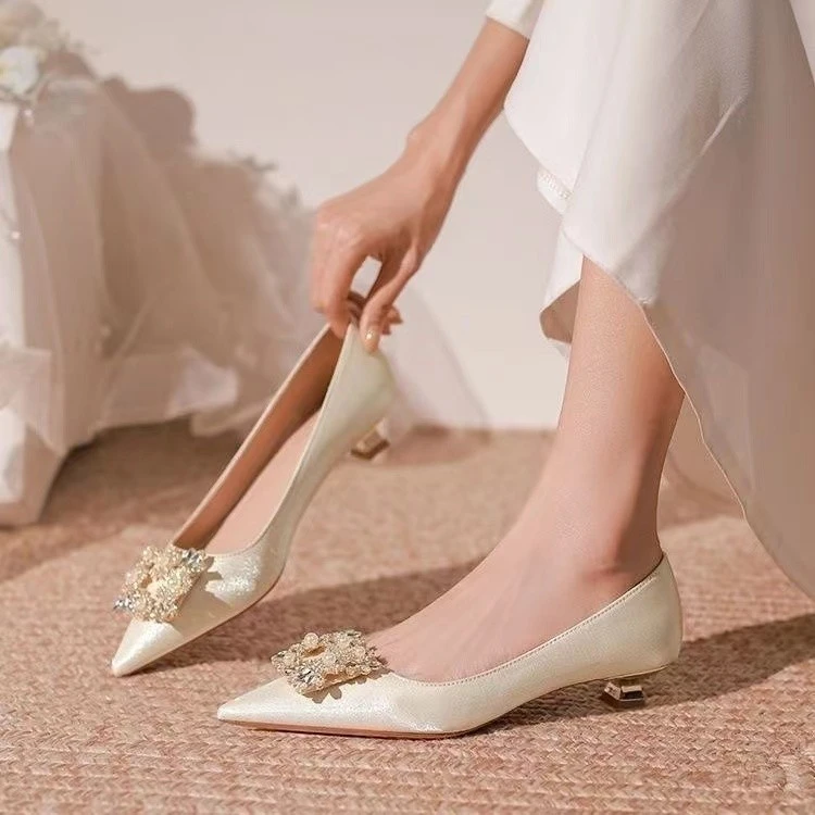 法式气质名媛御姐尖头单鞋女低跟订婚礼服伴娘鞋不累脚婚纱婚鞋