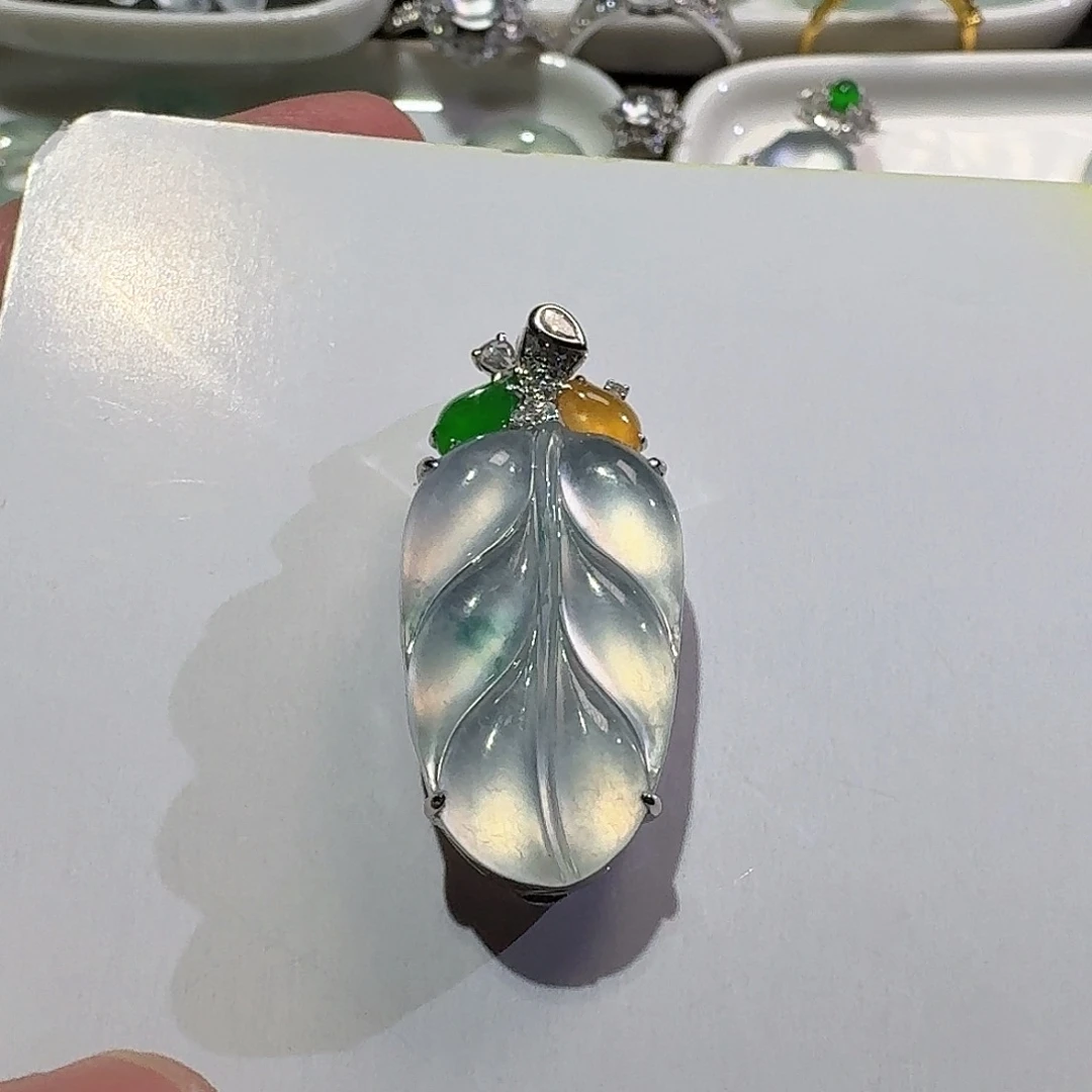 翡翠18K金镶嵌颈饰叶子