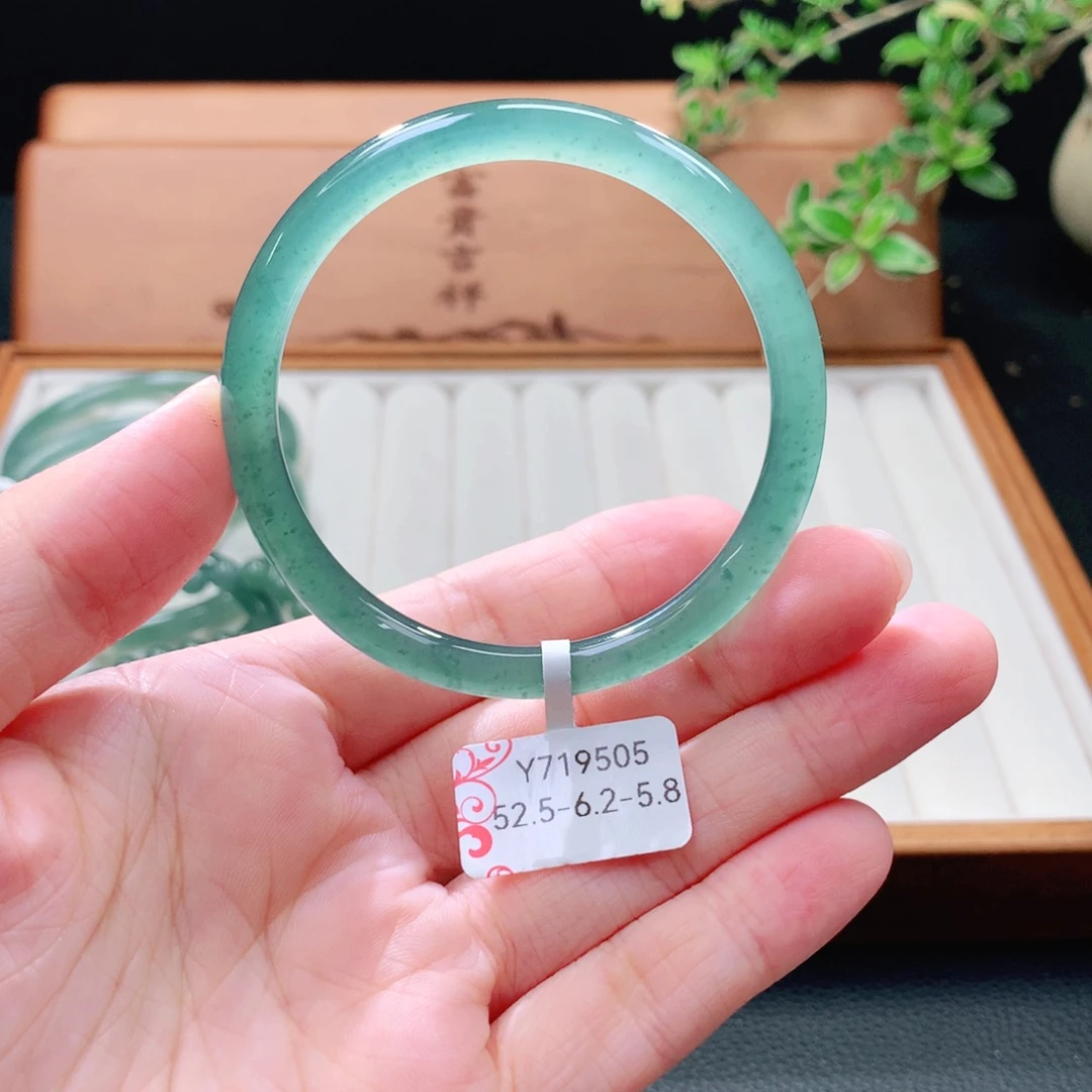 未镶嵌手镯（圆镯）翡翠