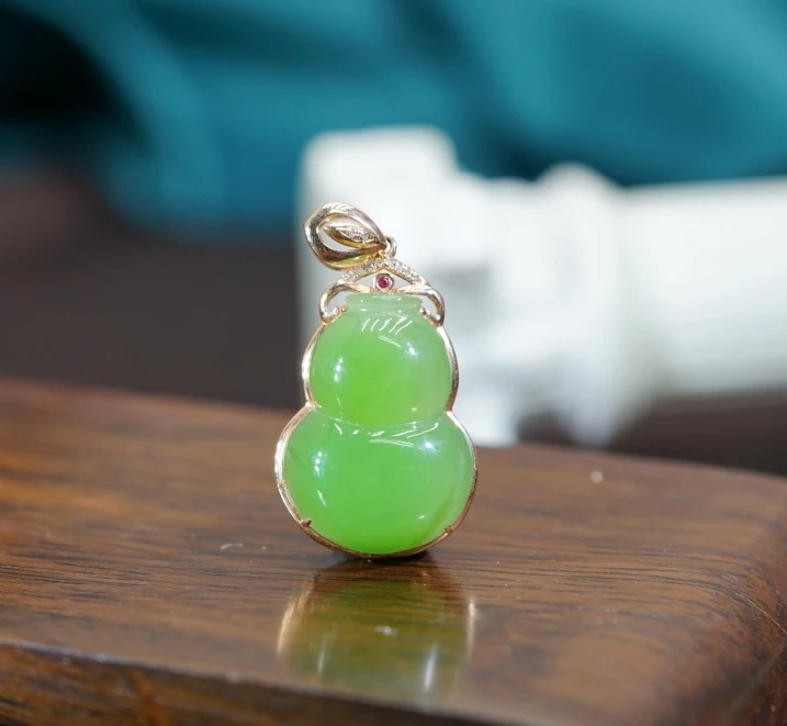 18K和田玉葫芦吊坠 T010811