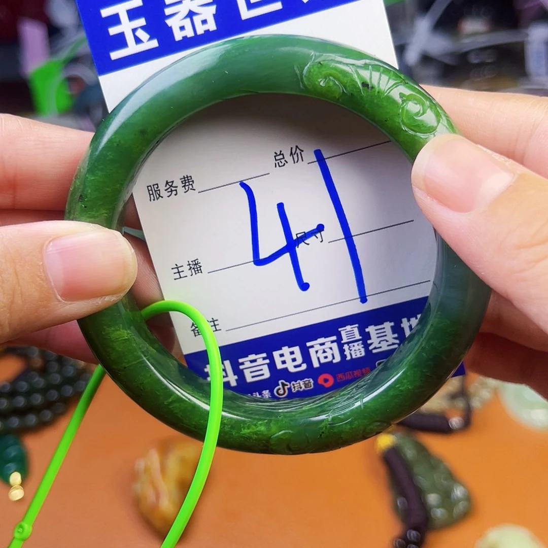 和田玉未镶嵌颈饰墨*