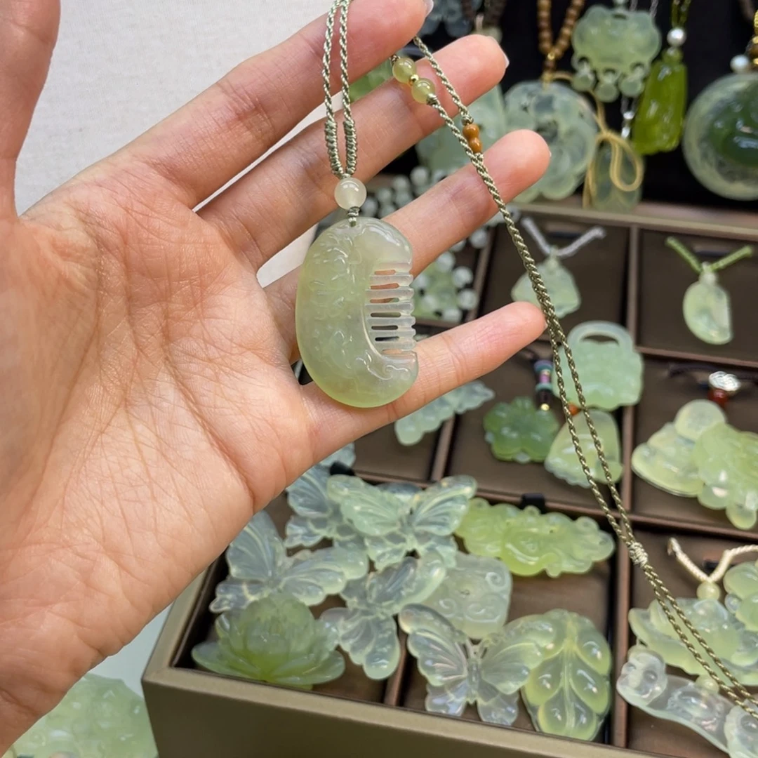 蛇纹石玉未镶嵌颈饰