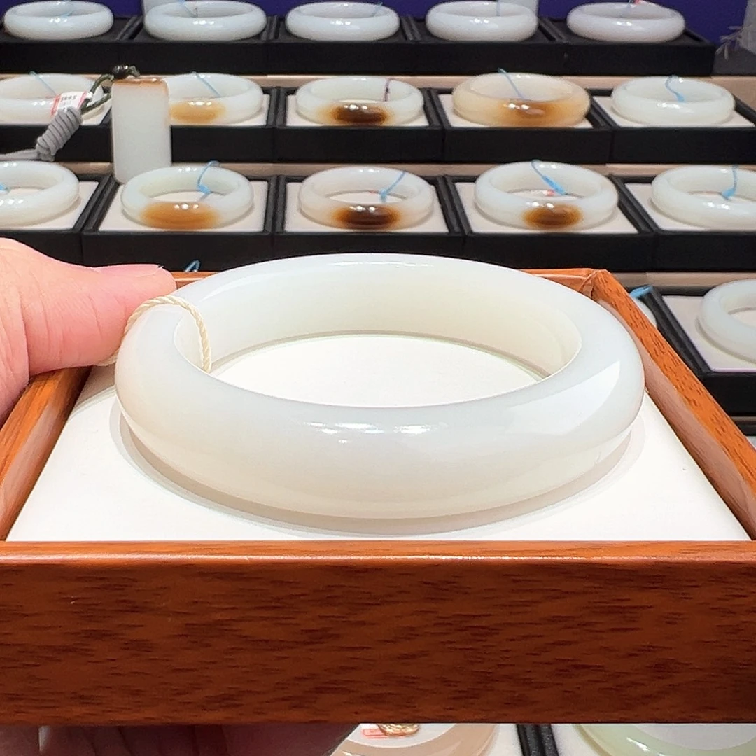 和田玉未镶嵌手镯