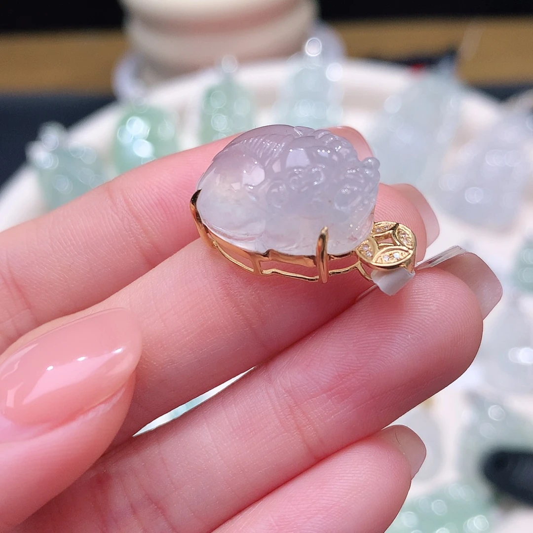 颈饰18K金镶嵌翡翠冰胶貔貅