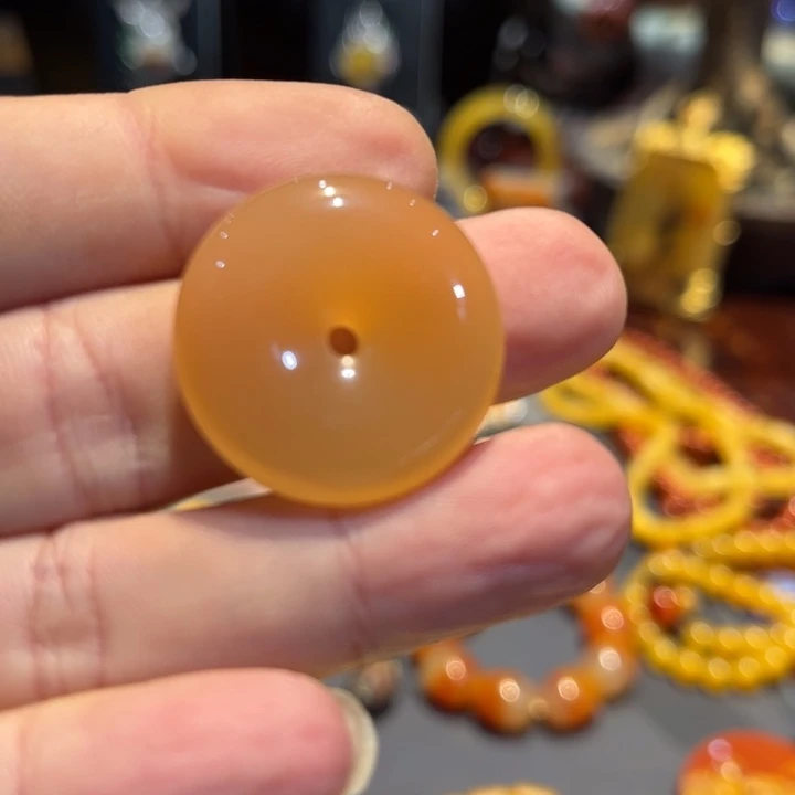 未镶嵌石英质玉（黄龙玉）颈饰