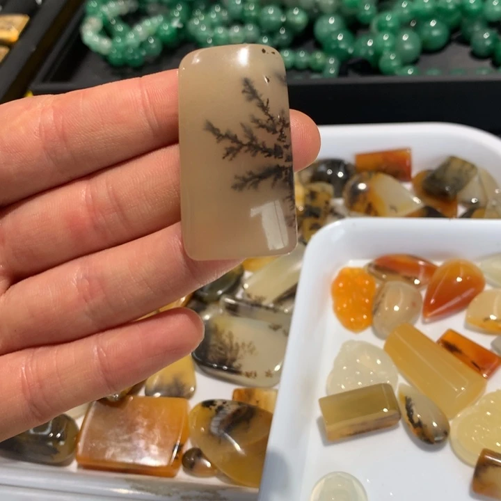 石英质玉（黄龙玉）未镶嵌颈饰