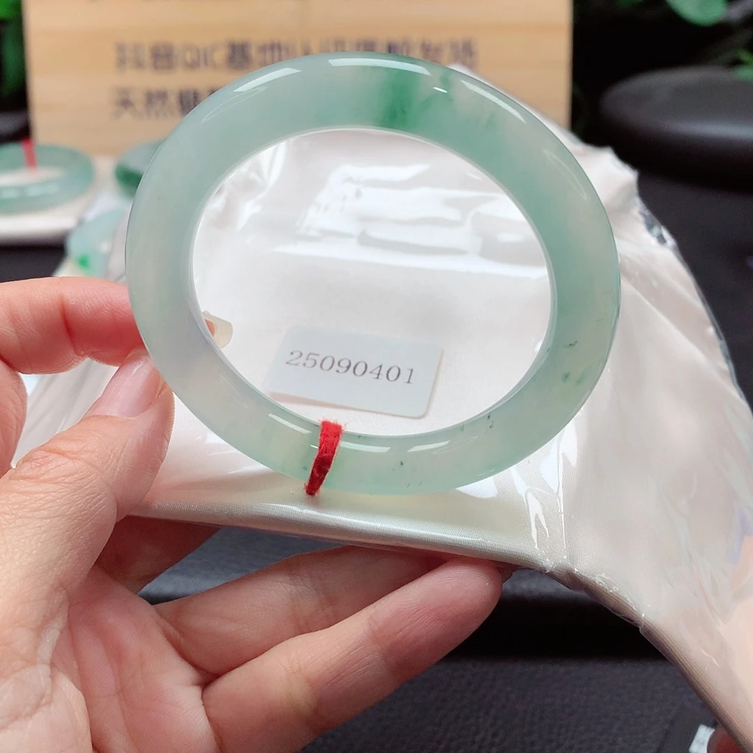 未镶嵌手镯（圆镯）翡翠82号，天然A货翡翠手镯