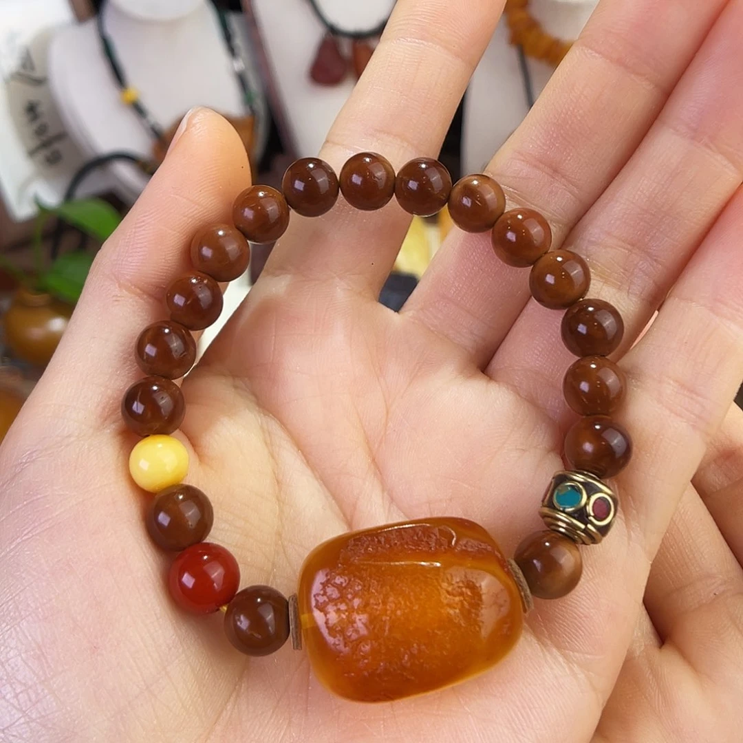 琥珀珠宝奇石未镶嵌。