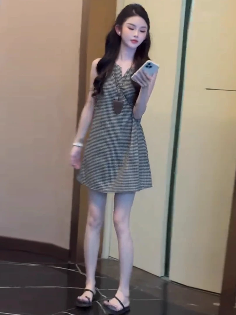 时尚连衣裙女2025夏季新款洋气遮肉显瘦减龄设计感百搭格子中长裙