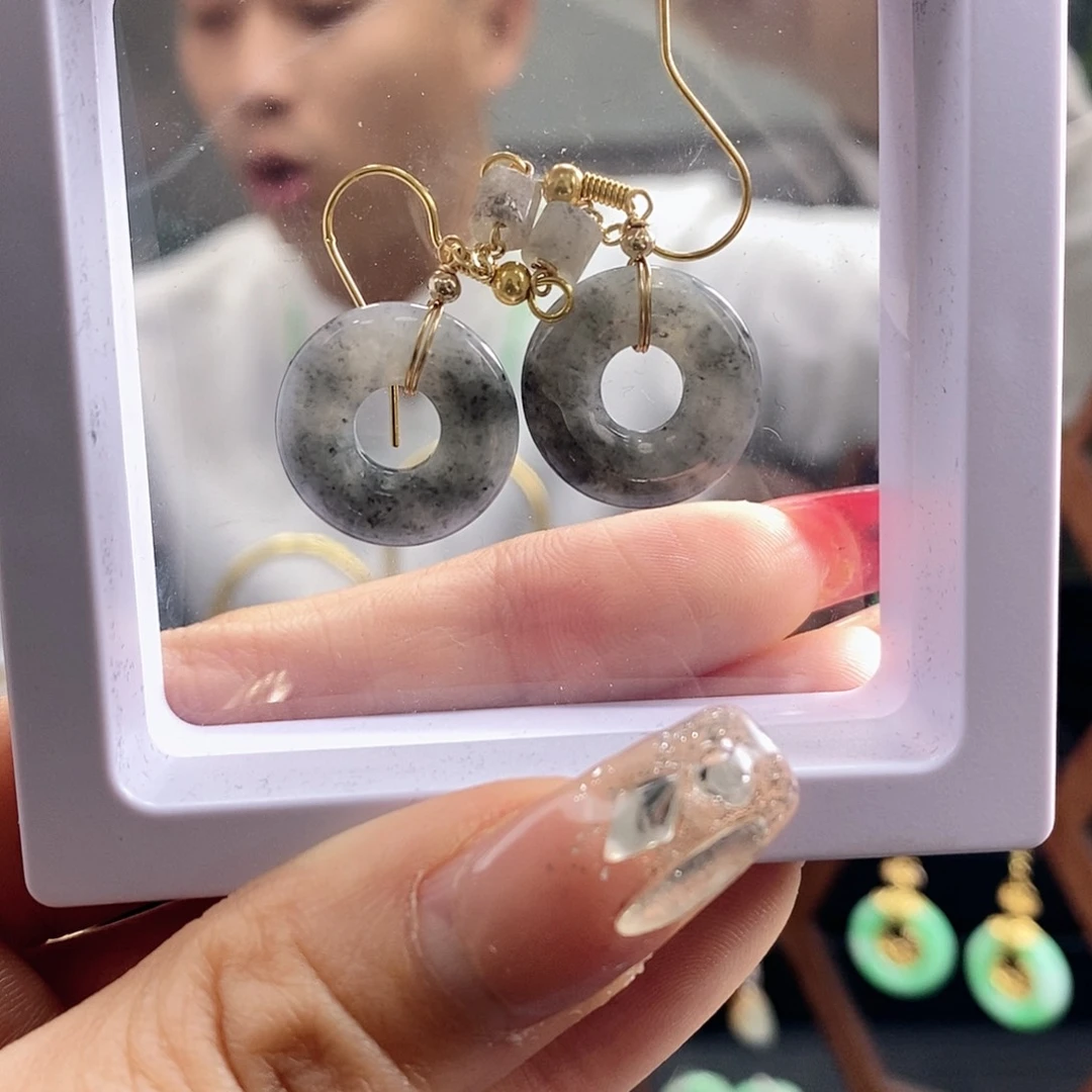 翡翠耳饰未镶嵌翡翠