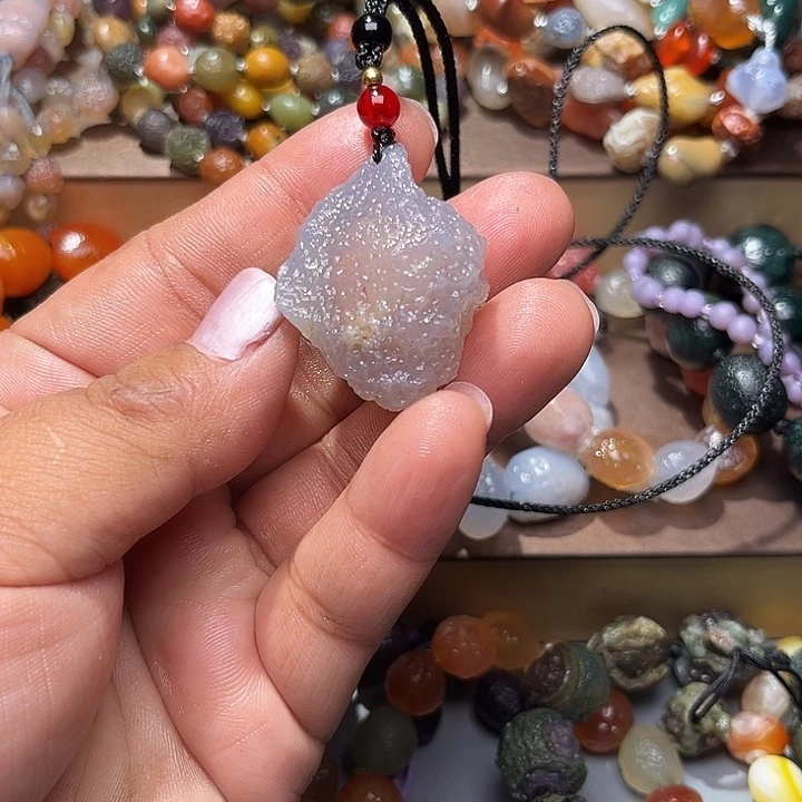 阿拉善彩玛瑙吊坠