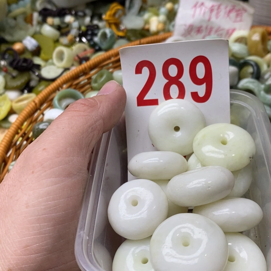 蛇纹石玉挂坠未镶嵌