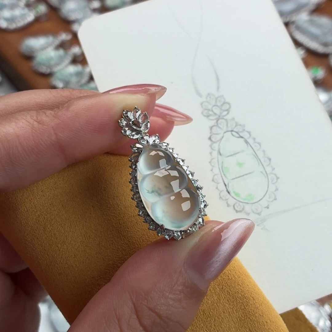 翡翠18K金镶嵌颈饰豆子