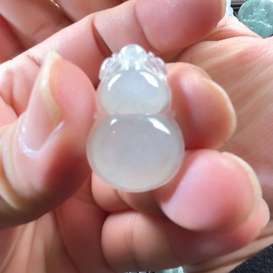 q***z翡翠未镶嵌颈饰葫芦