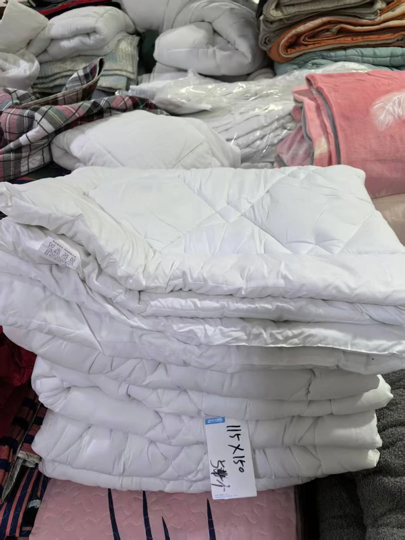 《厚广家》3楼115×150白色化纤小号薄被 发1张